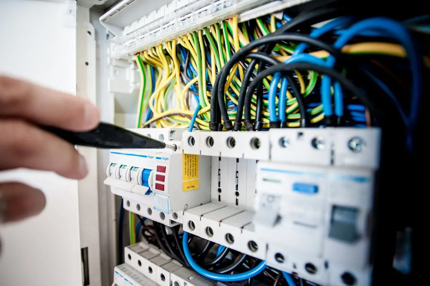 Électricien intervenant sur un tableau électrique à Pantin
